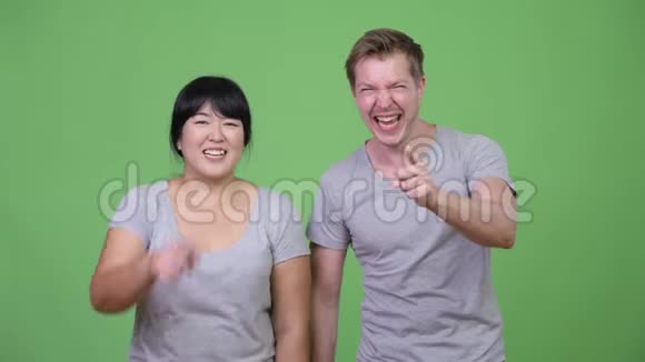 年轻的多民族夫妇一起笑视频的预览图