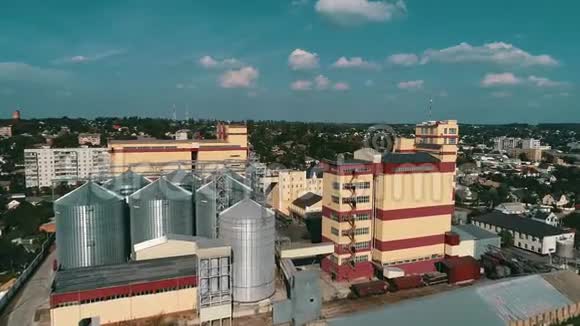 农业粮食烘干机综合体带有称重站的现代粮仓视频的预览图