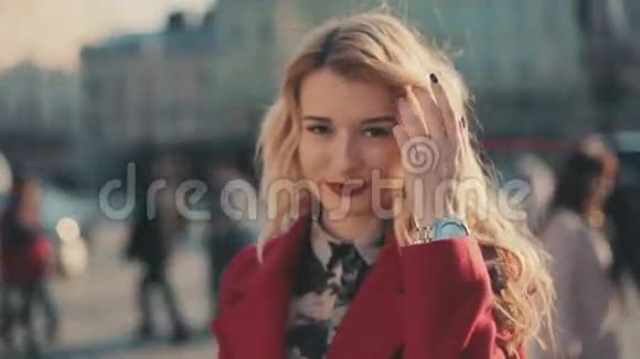 迷人的年轻女子红唇在城市转向相机和微笑稳定的凸轮射击缓慢的运动视频的预览图