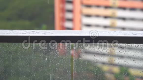 雨滴在雨天不锈钢阳台栏杆上雨滴在露台上视频的预览图