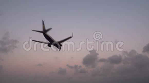 黄昏时分喷气式飞机逆天降落后景视频的预览图