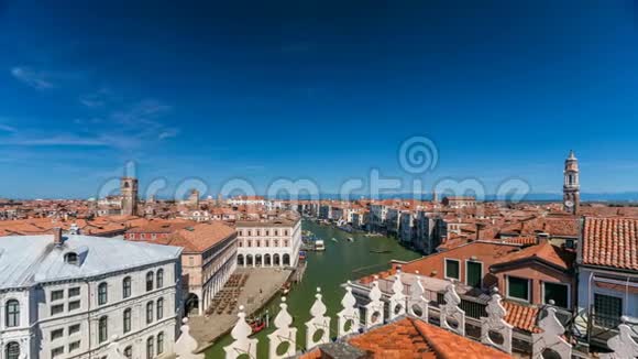 威尼斯时代中央繁忙运河两岸威尼斯建筑的杰作视频的预览图