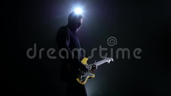 电吉他黄色人表演音乐会慢动作视频的预览图