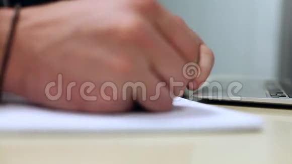 白人男性在笔记本上写作视频的预览图