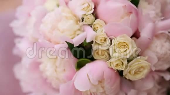 美丽的清新柔和的婚礼装饰圆形花束白色玫瑰和粉红色牡丹视频的预览图
