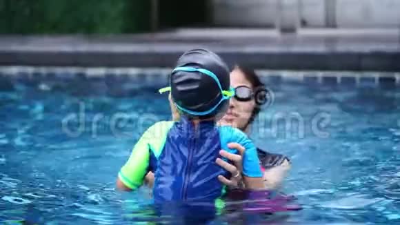 妈妈教儿子游泳视频的预览图
