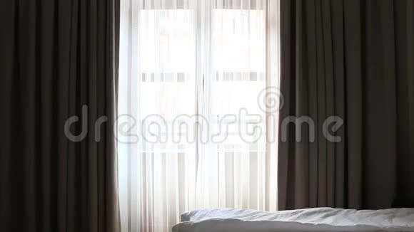 早上在酒店穿浴袍的年轻女孩打开了通往阳台的门全高清1920x1080视频的预览图