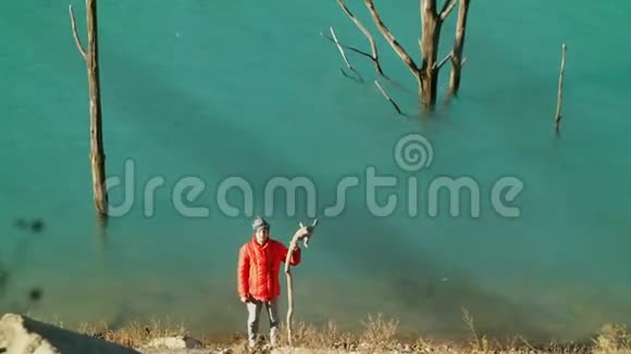 湖边的人淹没了枯树视频的预览图