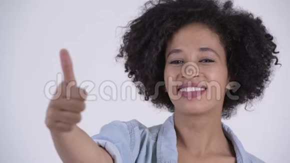 年轻快乐的非洲女人竖起大拇指的脸视频的预览图