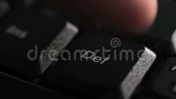 手指按下删除键黑色键盘特写视频的预览图