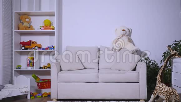 两个男孩和女孩在沙发上跳动作慢视频的预览图