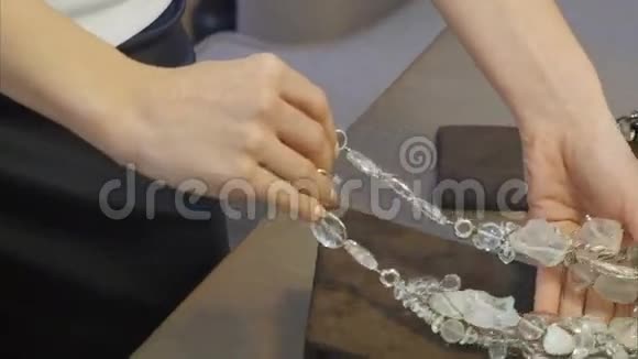 珠宝店新娘的项链视频的预览图