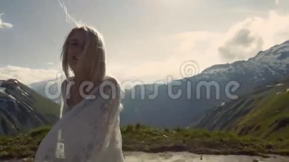 笑颜上风中发少女上山崖有魅力的年轻女性回到镜头前视频的预览图
