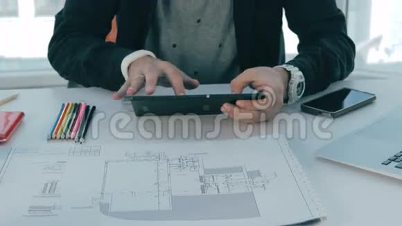 无法辨认的男性房地产经纪人在办公室工作与房地产计划视频的预览图