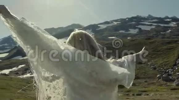 女孩在镜头上玩得很开心微笑背景上有雪的山美丽的自然视频的预览图
