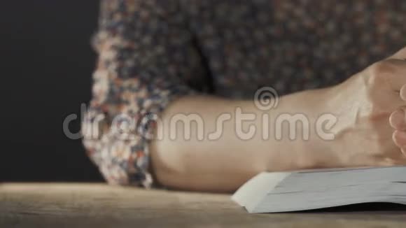 女人在木桌上用圣经祈祷视频的预览图