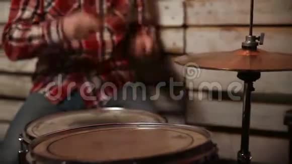 鼓槌击鼓的表现鼓手视频的预览图