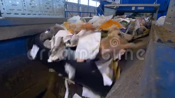 一种运送大量废物的废物输送机视频的预览图
