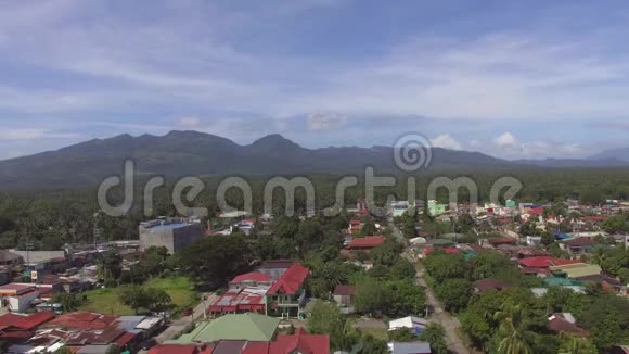 郊区小镇社区房屋屋顶山景飞行员视频的预览图