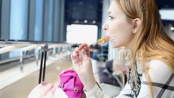 有魅力的女人用木棍吮吸糖果视频的预览图