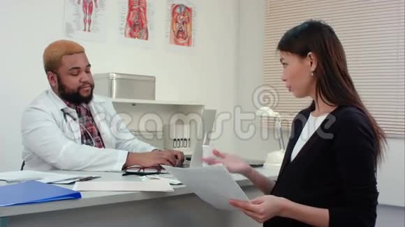 孕妇拜访医生给他一些医疗文件视频的预览图