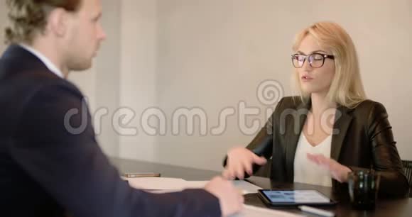 商务女性在会议上使用平板电脑极度亲密视频的预览图