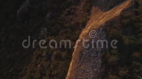 格鲁吉亚山区高加索山脉和森林带日落背景的山景鸟瞰图视频的预览图