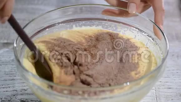 混合可可粉面粉和打蛋做巧克力蛋糕系列视频的预览图
