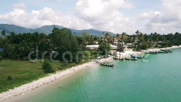 海上船只站在靠近海岸的停车场背景棕榈树的空中景色视频的预览图