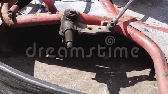 卡丁车破碎轮毂视图视频的预览图