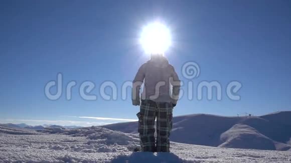 女孩滑雪者跳上山顶视频的预览图