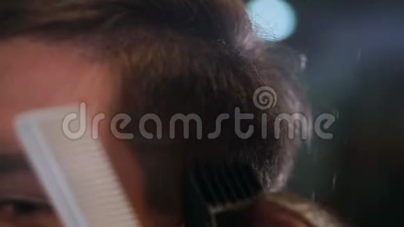 男式理发用电动剃须刀把头发修剪整齐的发型收起来专业理发师理发视频的预览图