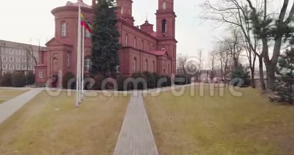 空中飞行在帕内维斯的教堂一架无人机展开了对圣彼得和保罗的射击立陶宛春季下午视频的预览图