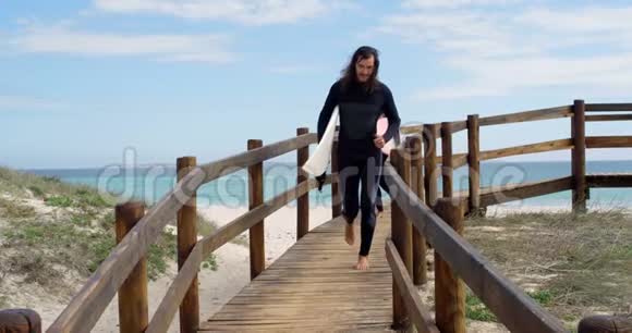 冲浪夫妇用冲浪板跑4k视频的预览图