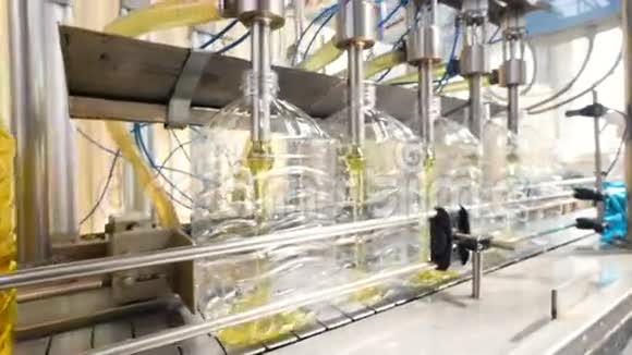 液体洗涤剂的自动化生产线工作中装瓶的机械4K视频的预览图