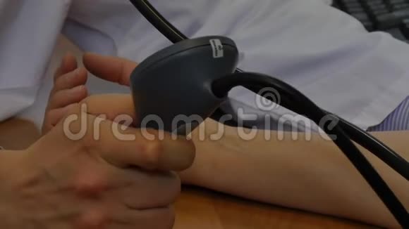 医生在临床上用血压计测量病人的动脉血压视频的预览图