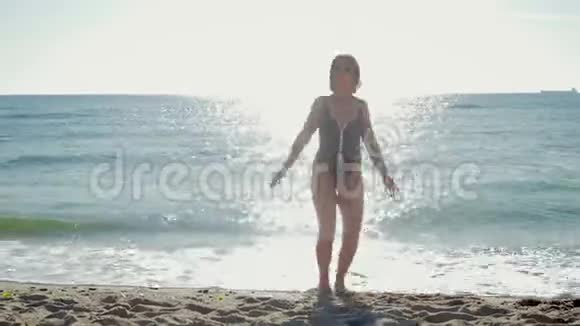 小女孩在海边做健身运动视频的预览图