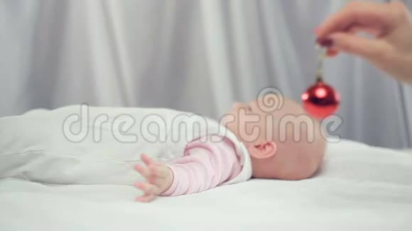 有趣的小宝宝摸圣诞球视频的预览图