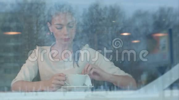 美丽的女人在咖啡馆里和她的男伴打招呼视频的预览图