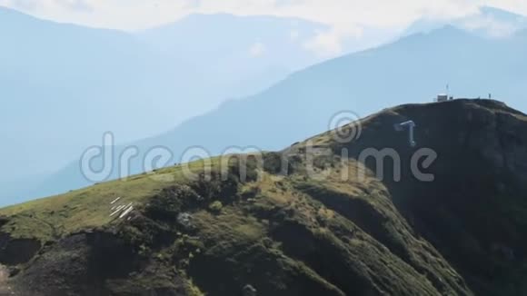 美丽的山脉飞越高崖岩石史诗级高空自然景观美视频的预览图