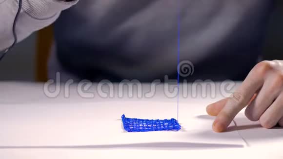 创意人使用3D笔打印3D形状视频的预览图