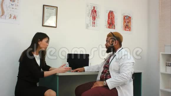愤怒的女病人对正在给她提供一杯水的医生大喊大叫视频的预览图