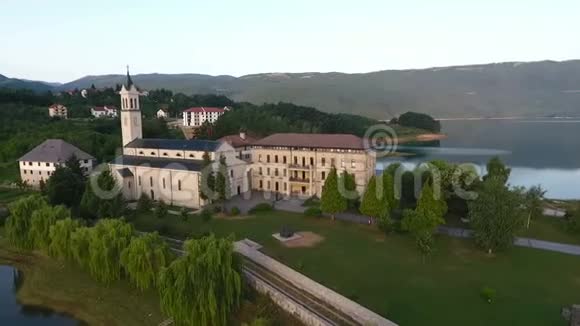 在方济会修道院的RamaScit教堂塔的无人机空中循环景观视频的预览图