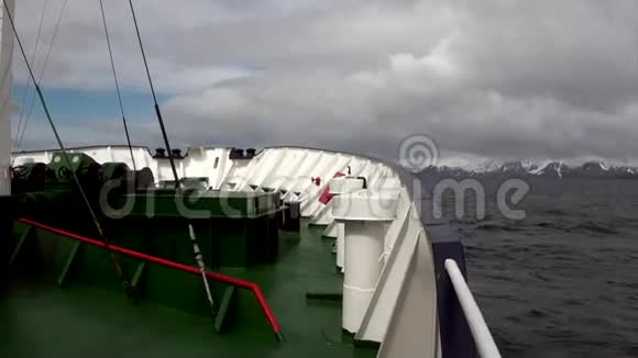 阿根廷乌斯怀亚雪山背景下的货船视频的预览图