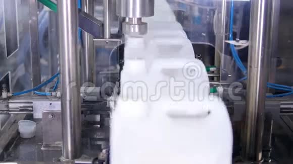 工业输送机拧紧瓶子上的盖子时光流逝4k盖瓶的设备视频的预览图