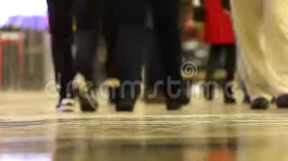 延时录像在商场里散步的人视频的预览图