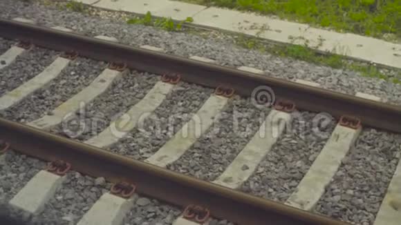 铁路轨道从移动的火车上射击视频的预览图