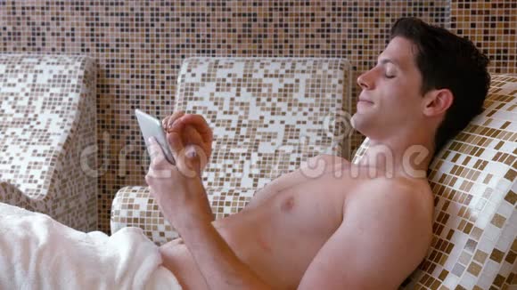 男人在热套房放松视频的预览图