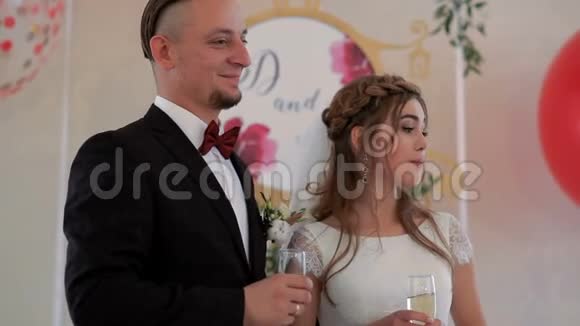 新婚夫妇在婚礼当天手里拿着香槟视频的预览图