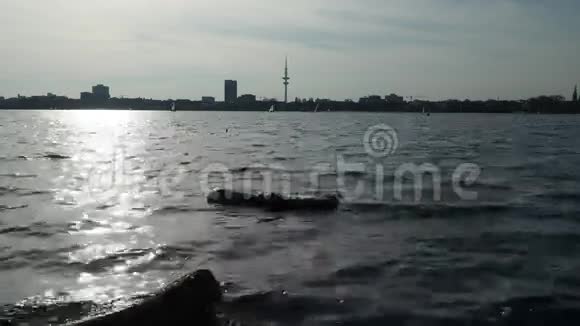 汉堡宾尼纳斯特日落时缓慢移动的水视频的预览图